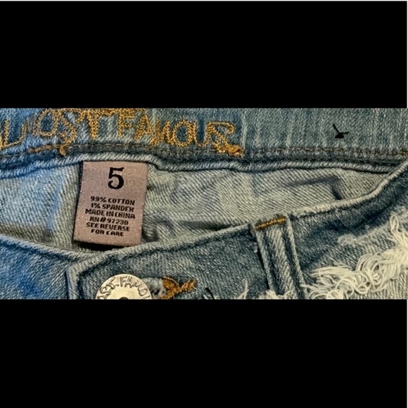 Vintage light Blue Washed Almost Famous Distressed Capri Size 26 - Picture 4 of 12